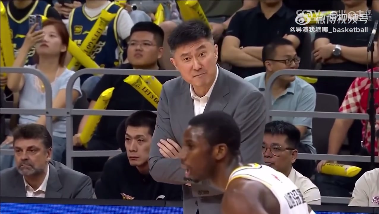 名場面誕生迪亞洛投進三分球之后遭到杜鋒怒罵 無奈捂耳朵