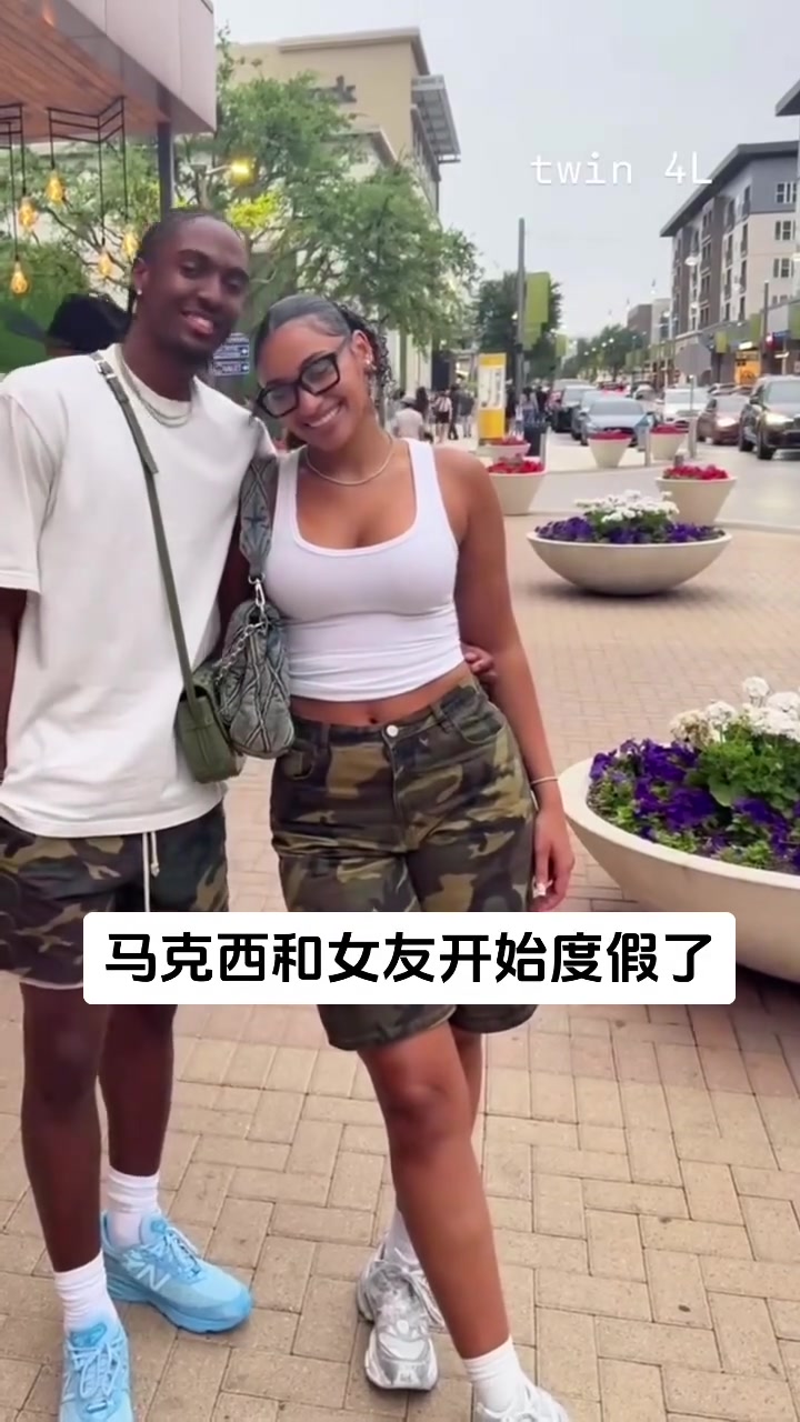 釣魚(yú)不香嗎無(wú)緣季后賽的馬克西已經(jīng)和女友度假去了??