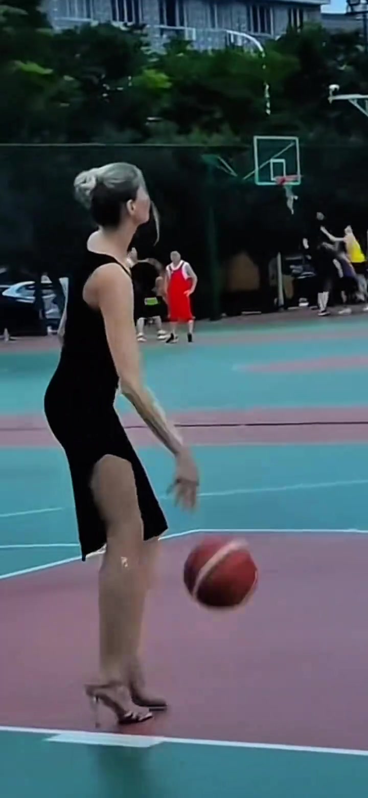 又美又颯俄羅斯美女EraShera穿高跟裙子在籃球場上打球