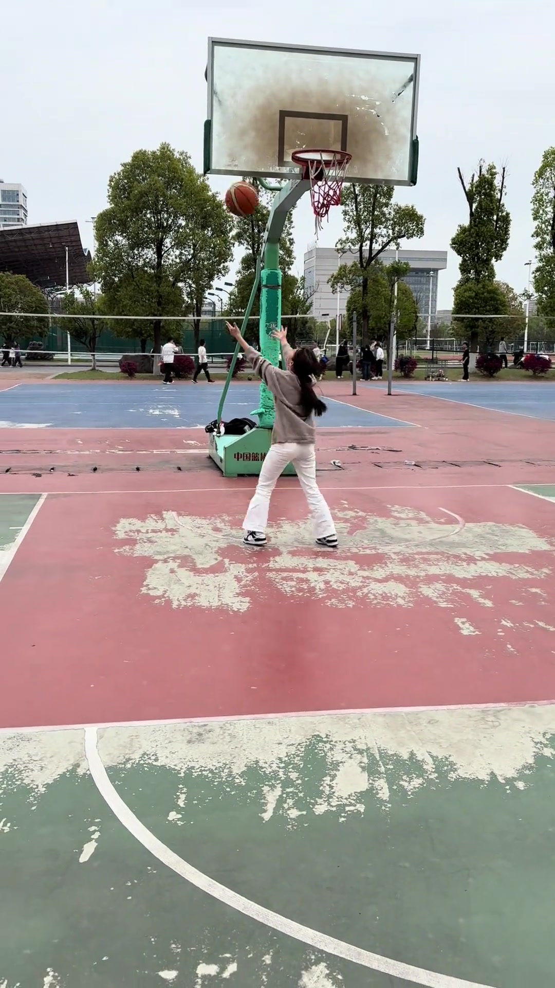 女大學(xué)生三步上籃雖然菜但真的可愛呀