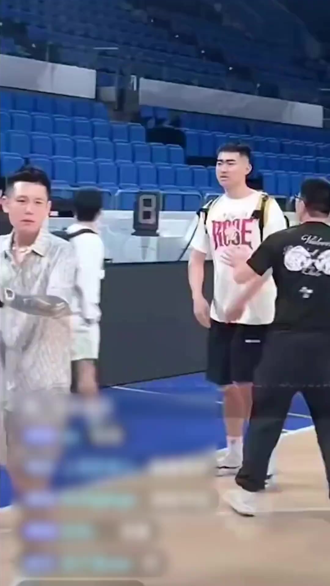 沖動(dòng)高尚野球比賽不滿球迷言論踹飛對方