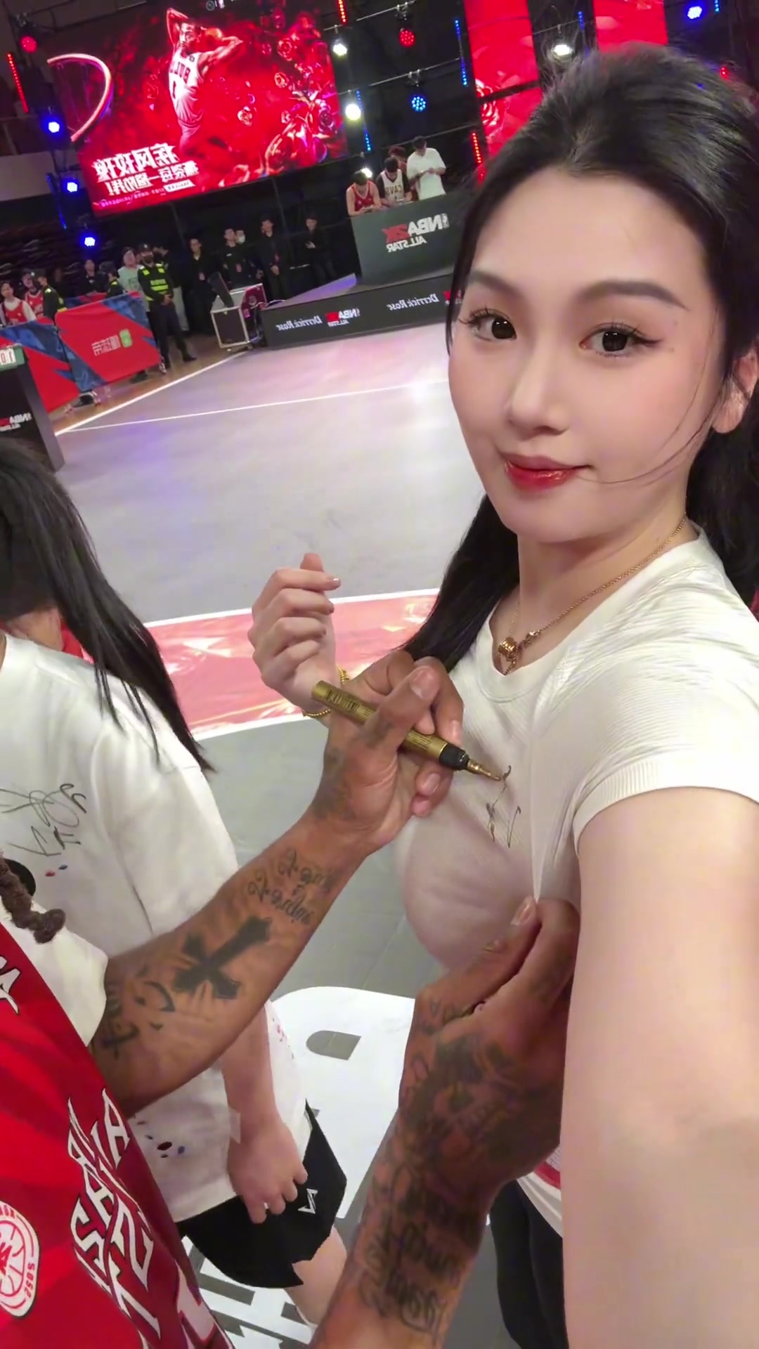我能簽個不肘子姐讓羅斯在自己胸上簽名了