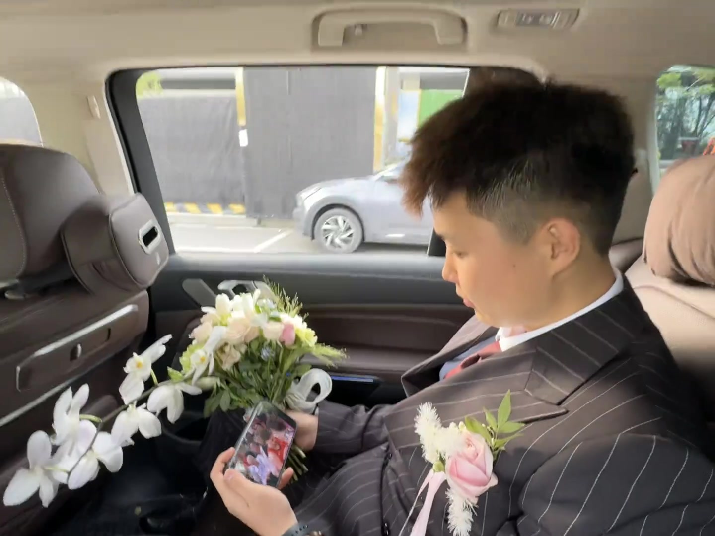 這是真的熱愛哈男子結(jié)婚在婚車上拿著手機(jī)看火勇季后賽