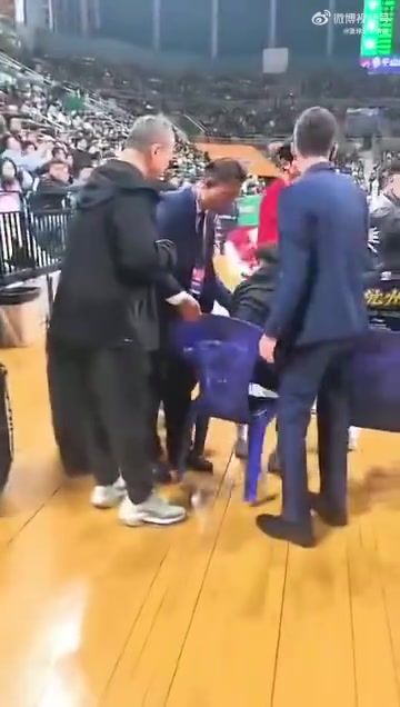 不合適吧遼寧主場工作人員竟直接把廣廈球員家屬席的椅子收走