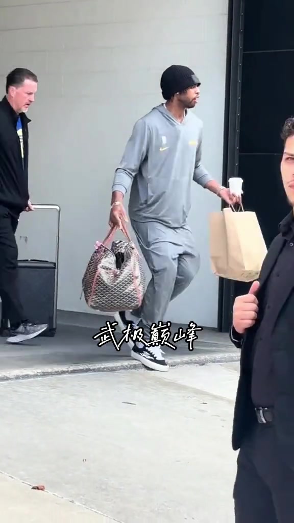庫巴最強(qiáng)幫手勇士首發(fā)三巨頭乘坐大巴回酒店 ...