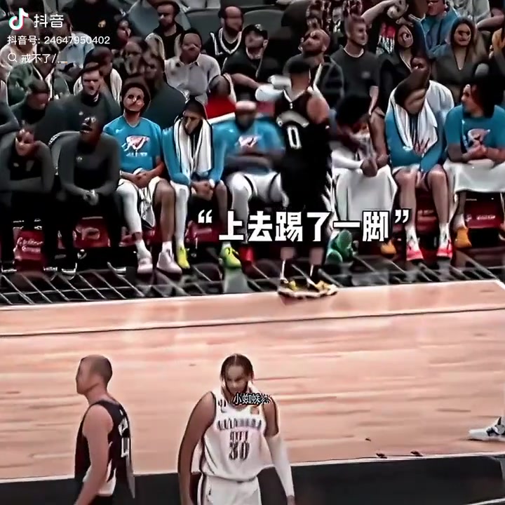 這場快船領先雷霆20分 威少看到垂頭喪氣的SGA 腳踹他鼓勁