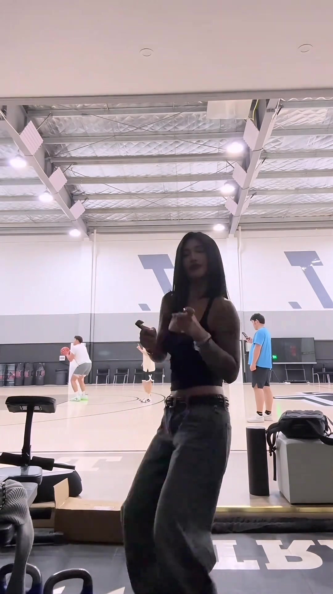 女友鏡頭前熱舞可以看到后面訓(xùn)練的李添榮