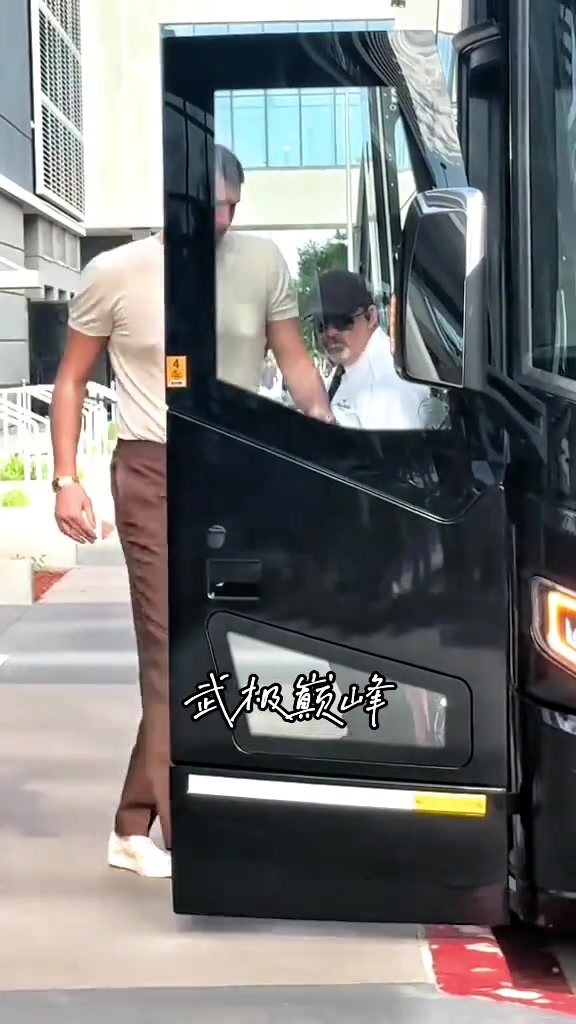 很難聽雷霆球迷蹲在掘金大巴車前逐一問候