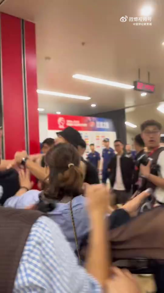 動手國罵首鋼俱樂部隊的工作人員在通道與球迷發(fā)生了沖突