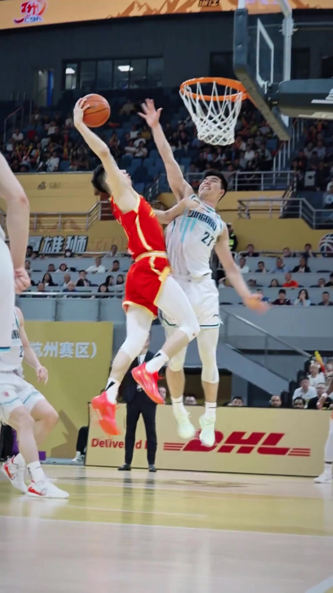 除了三分球 朱俊龍還曾在比賽中上演炸裂隔扣