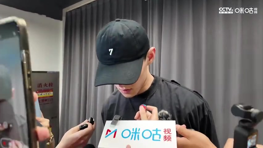 被問(wèn)及想法曾凡博沉默許久說(shuō)沒(méi)能上場(chǎng) 我覺(jué)得愧對(duì)球隊(duì)愧對(duì)球迷