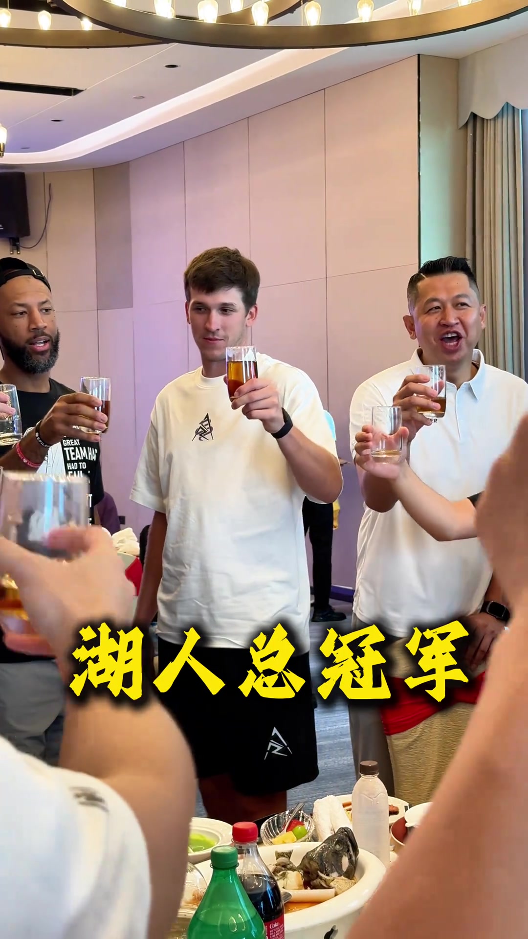 里夫斯 中國行入鄉(xiāng)隨俗學敬茶喊話湖人總冠軍